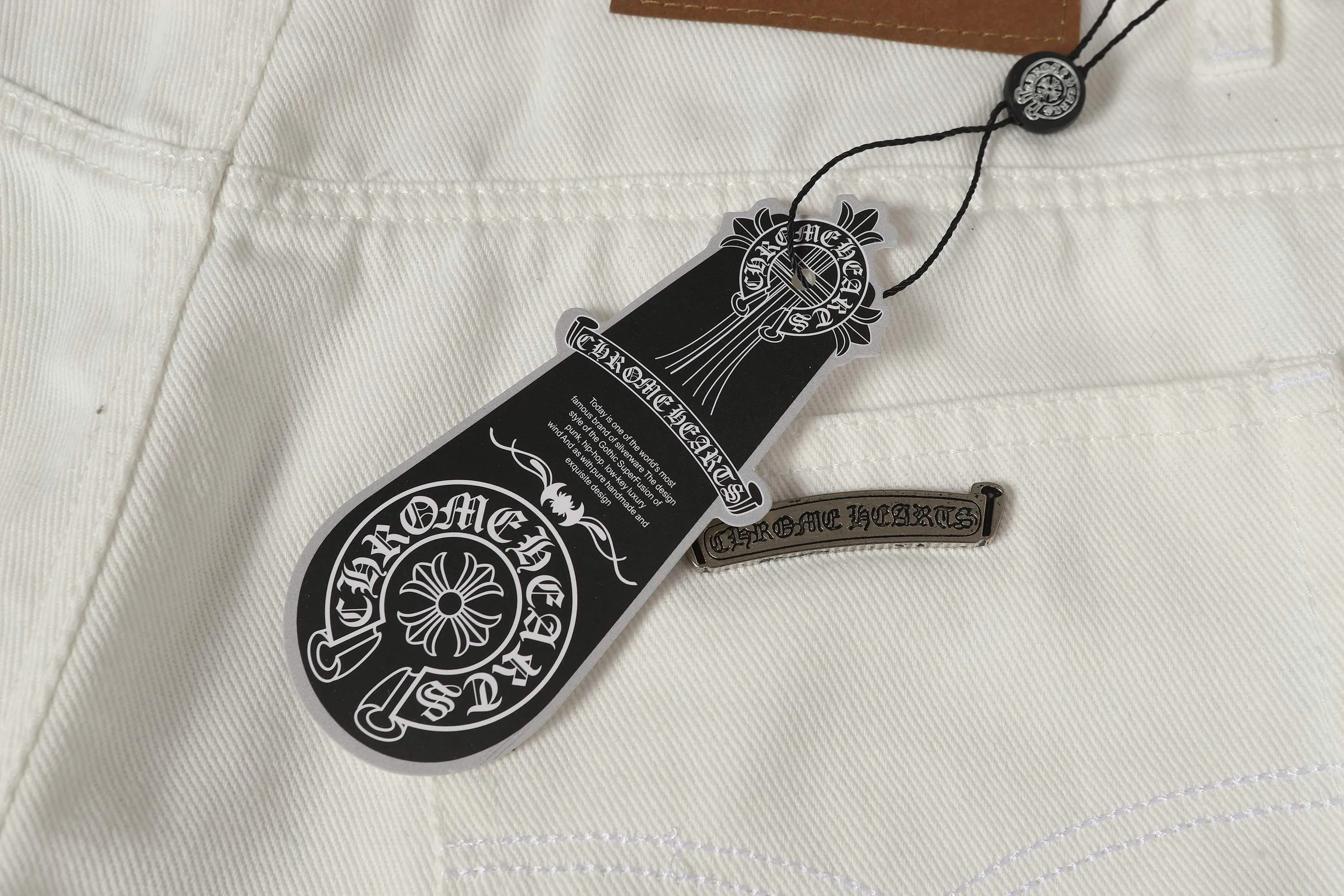 P256 Actual photo [High quality] Code: LH666 Color: Picture color Size: S to XXXL - Chrome Hearts/Chrome Hearts Classic white cow series colored leather cross washed color cloth unisex denim trousers - Vibe style straight stacked god-level version - Carbon fine bias denim color cloth - Old vintage complete set of hardware - Chrome Hearts White cow series The high version uses high-ounce custom fabrics, enzyme washing and soft color fixation It is soft and thick to wear. The details are all made by hand-polished craftsmanship. All-over jacquard fabrics. Unique design style. Multiple processes to create a full retro feel. Niche unique non-colliding shirts. Customized distressed spray-painted buttons. Craftsmanship in every detail. Size Pants length Waist Hips Unit cm S 98 68 100 M 99 72 104 L 100 76 108 XL 101 80 112 XXL 102 84 116 XXL 103 88 120